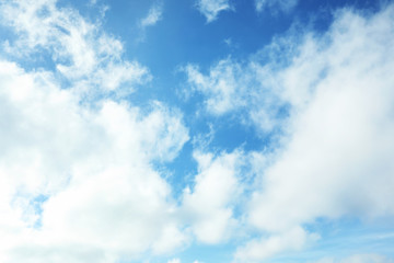 Obraz premium Beautiful blue sky with white clouds on sunny day