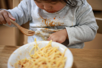 食事で服を汚す女の子