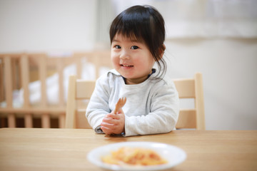 食事する女の子