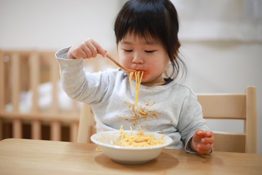食事で服を汚す女の子