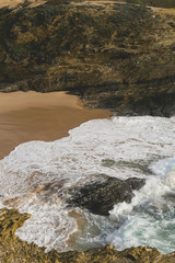 Vista de cima de bonita praia da costa Alentejana no inverno, em Portugal