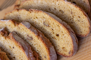 Detalhe de pão broa fatiado com frutos secos por dentro