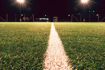 Fototapeta Widok sztucznej murawy z linii środkowej boiska piłkarskiego obraz