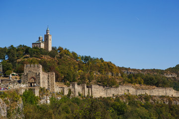 Obraz premium Fortress Tsarevets in Bulgaria, Veliko Tarnovo. Stone walls of an ancient fortress from afar