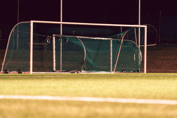 Bramka piłkarska na boisku piłkarskim ze sztucznną murawą