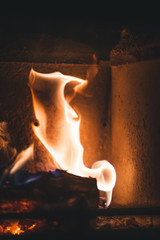 Feuer in Kamin Holzscheit brennt mit Flamme Funken und Glut