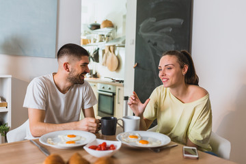 Obraz na płótnie Canvas romantic couple having breakfast at home