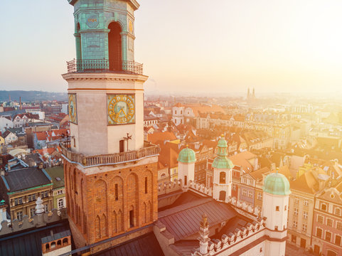 Poznan, wsch&oacute;d slonca nad Starym Rynkiem