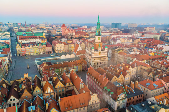 Poznań, wsch&oacute;d słońca nad Starym Rynkiem
