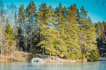 Widok na zamarźnięte jezioro Bratetjern w Norwegii, Skandynawia © Dreamnordno