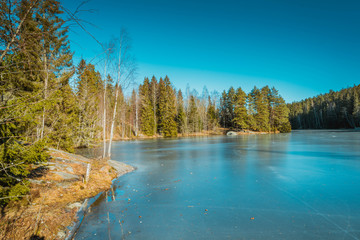 Widok na zamarźnięte jezioro Bratetjern w Norwegii, Skandynawia © Dreamnordno