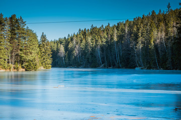 Widok na zamarźnięte jezioro Bratetjern w Norwegii, Skandynawia © Dreamnordno