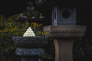 生飯台に置いた積み団子