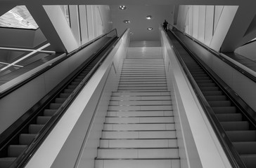 Rolltreppe in Treppenhaus