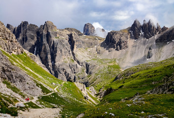 Fototapeta na wymiar Bergkulisse Pfad Familie Südtirol Italien Dolomiten Hochgebirge Berge Alpen Panorama Natur Bergsteigen Klettern Wandern Gipfel Wandern Trekking Sommer Panorama Tre Cime di Lavaredo