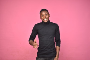 Obraz premium young black man posing with thumbs up gesture