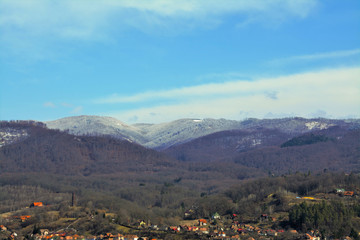 Obraz premium landscape with the top of the mountains covered with snow
