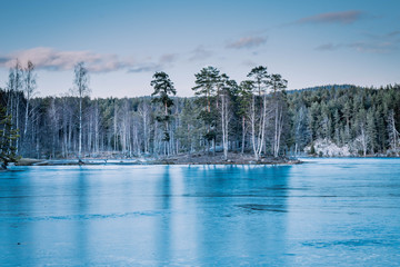 Mała wysepa na jeziorze Noklevann w Oslo w Norwegii