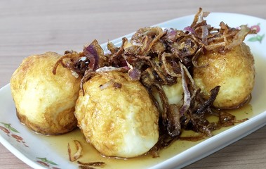 Delicious Crispy Onions on Fried Boiled Egg