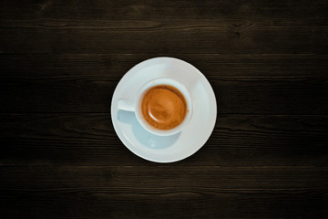 Deliciosa taza de espresso artesanal en un restaurante italiano