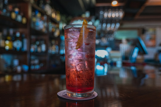 Cocktail sobre una barra italiana 