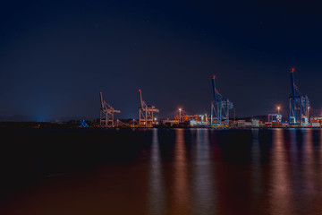 Fototapeta na wymiar Żurawie, dzwigary portowe w nocy