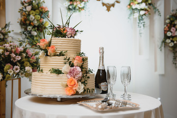 A wonderful wedding cake detail. The flowers look real, but are really edible sugar flowers!
