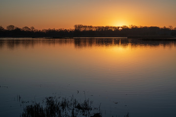 Obraz premium Wschód słońca nad polami ściekowymi