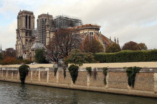 notre-dame einger&uuml;stet