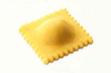 Raviolo di pasta ripieno di carne isolato su fondo bianco