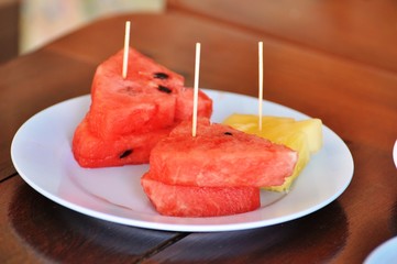Cut watermelon into pieces in a dish as greasy anti-greasy fruit in meals.