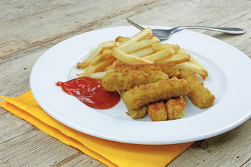 frites de poulet et frites dans une assiette