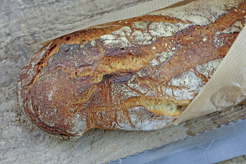 baguette de pain française sur une table en bois