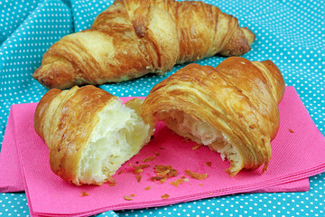 croissant au beurre sur une table