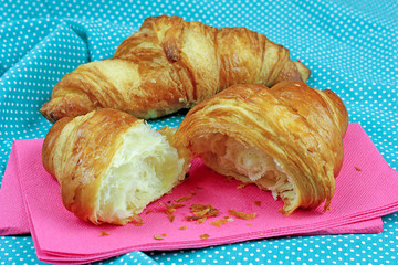 croissant au beurre sur une table