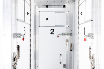 Gefängniszellen im Sicherheitstransporter der Jusiz zum Gefangenentransport