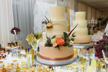 A wonderful wedding cake detail. The flowers look real, but are really edible sugar flowers!