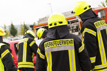 Obraz premium Werksfeuerwehr während einer Rettungsübung