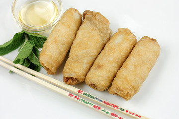 plusieurs nems dans une assiette