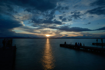 Obraz premium Spring sunset from the old wooden jetty