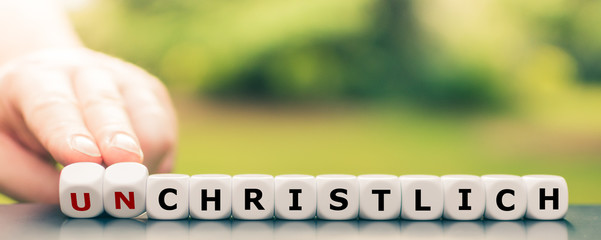 Hand dreht Würfel und ändert das Wort 