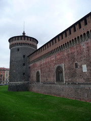 Fototapeta na wymiar Burgmauer und Wehrturm der Burg Sforza in Mailand.