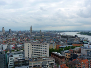 Fototapeta na wymiar Die Schelde und ein Panorama von Antwerpen.