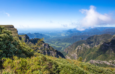 Fototapeta na wymiar Paisagem com vales e montanha