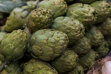 Obraz premium Stock photo of a close-up of a bunch of artichokes at a market