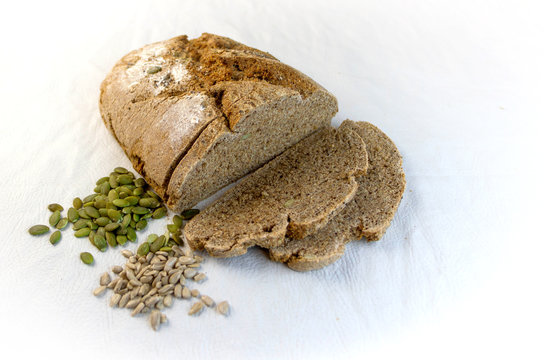 pan integral cortado en lonjas con semillas