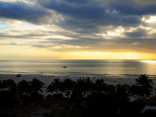 Contraste de colores en el atardecer en el mar de Florida