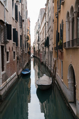 Gondeln in Venedig - 327041669