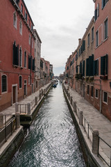 Kanal in Venedig - 327041689