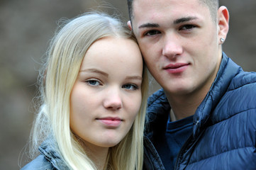 junges paar in der natur